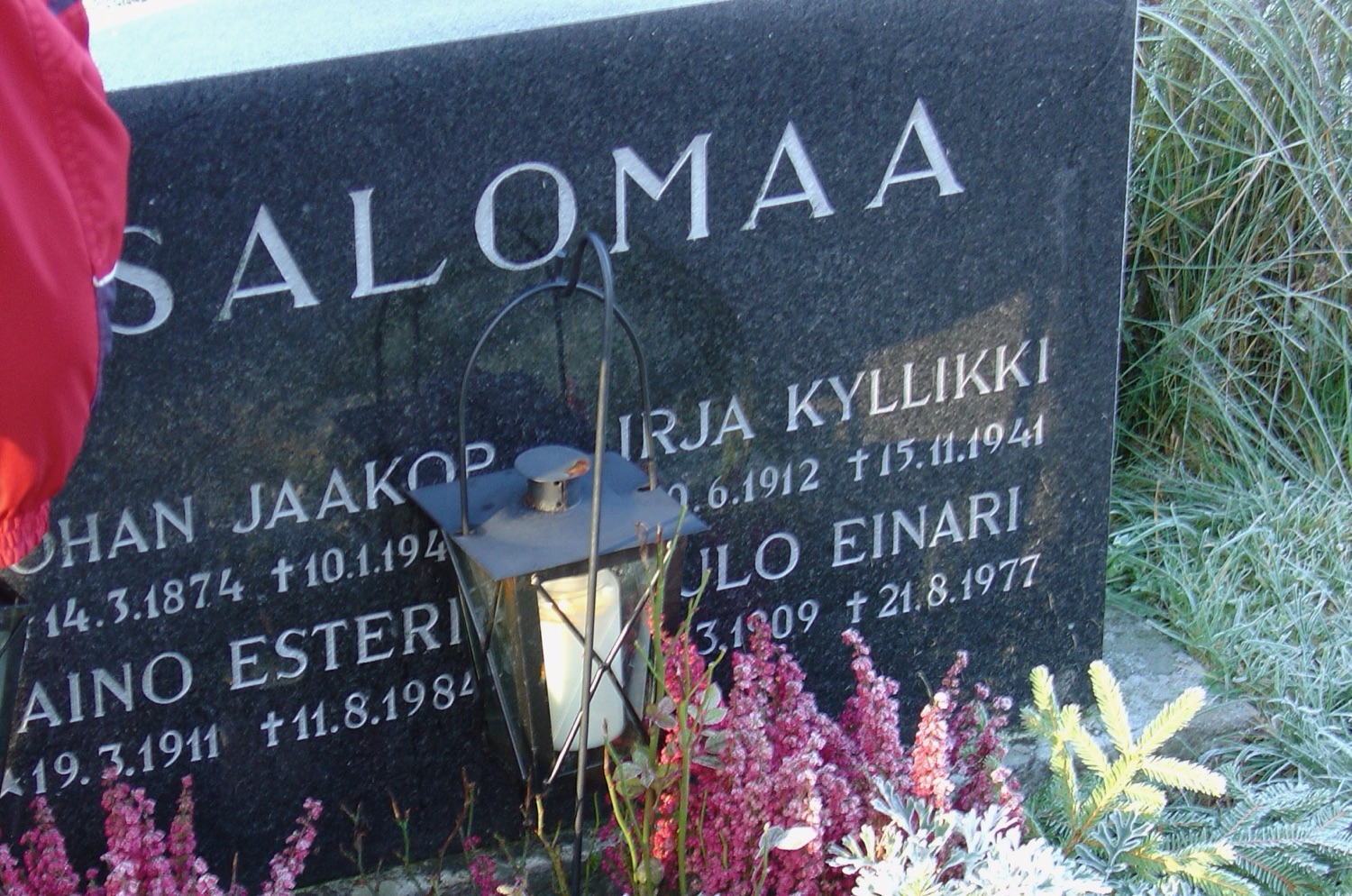 Salomaan sukuhaudan muistokivi, jossa nimi Johan Jaakop ja päivät 14.3.1874 ja 10.1.194…